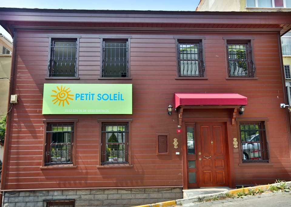 Petit Soleil, Emirgan'da çocuklarınıza sadece Fransızca öğretmekle kalmayıp, yazma, okuma, matematik ve motor becerilerini de geliştiren akredite bir anaokuludur. Hemen bize ulaşın ve çocuğunuzun eğitim yolculuğuna bizimle başlayın!